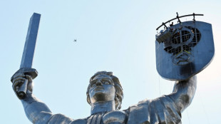 Ukraine entfernt Hammer und Sichel von Riesenstatue in Kiew