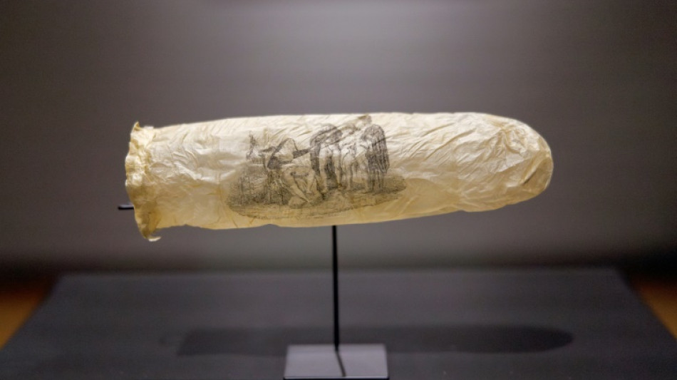 Museu de Amsterd&atilde; exibe preservativo do s&eacute;culo XIX com gravura er&oacute;tica