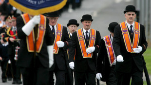 Tensione alla marcia in Irlanda del Nord, folla protesta contro parata Orange