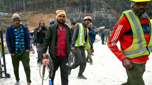 Mit Handbohrern durch neun Meter Schutt: Zähe Rettung von Arbeitern in Indien