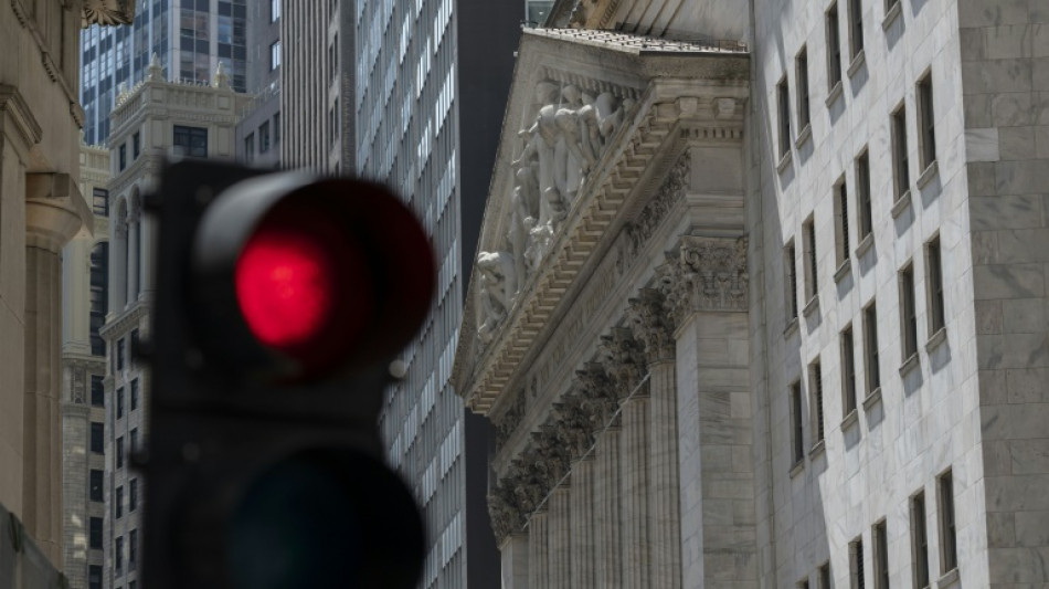 Wall Street termine en baisse, la chute du moral des consommateurs p&egrave;se