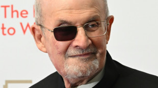 Salman Rushdie reaparece em p&uacute;blico em Nova York nove meses ap&oacute;s ataque