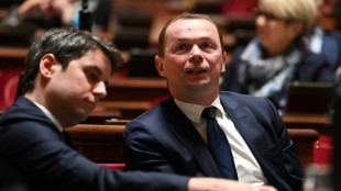 Retraites: le gouvernement acc&eacute;l&egrave;re au S&eacute;nat, Macron ferme vis-&agrave;-vis des syndicats