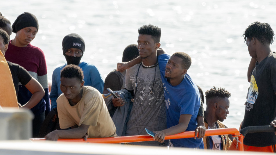 Quasi 560 migranti su tre barconi soccorsi dall'alba alle Canarie