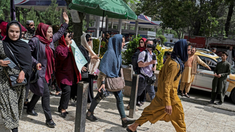 Una decena de mujeres protestan en Kabul contra la imposición del velo integral