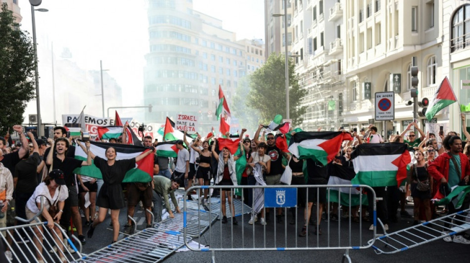 Al grito de "¡esta Vuelta, la gana Palestina!", los manifestantes impiden el fin de la prueba en Madrid