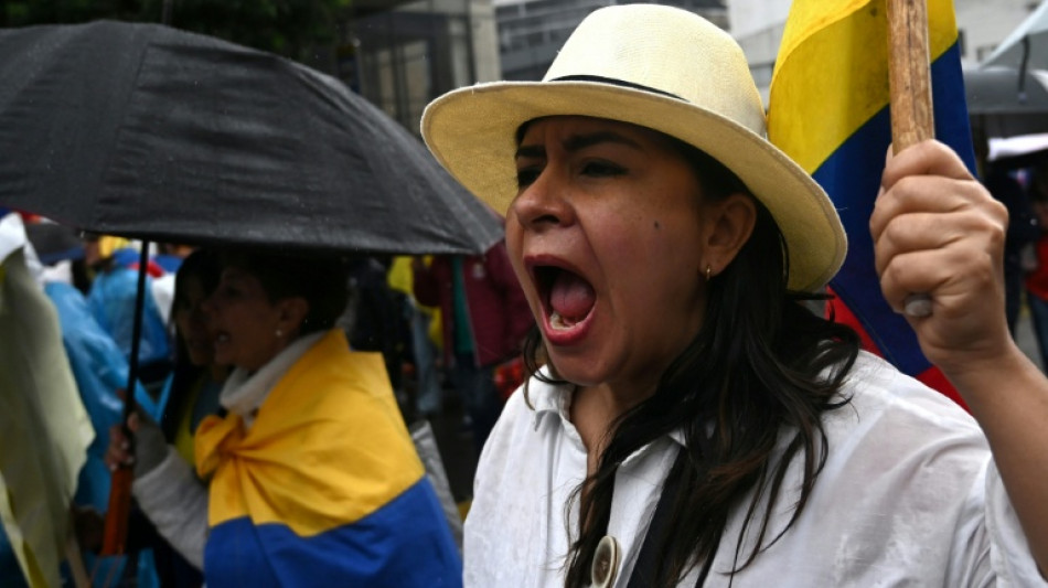 Milhares de colombianos marcham em apoio ao ex-presidente Uribe ap&oacute;s condena&ccedil;&atilde;o