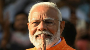 El primer ministro Modi vota en las maratónicas elecciones en India