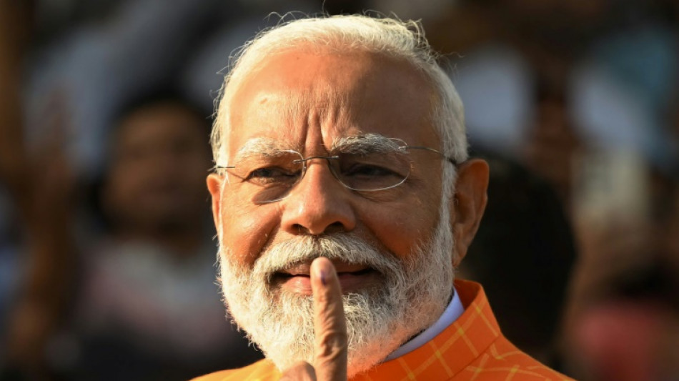Primeiro-ministro Modi vota nas eleições indianas
