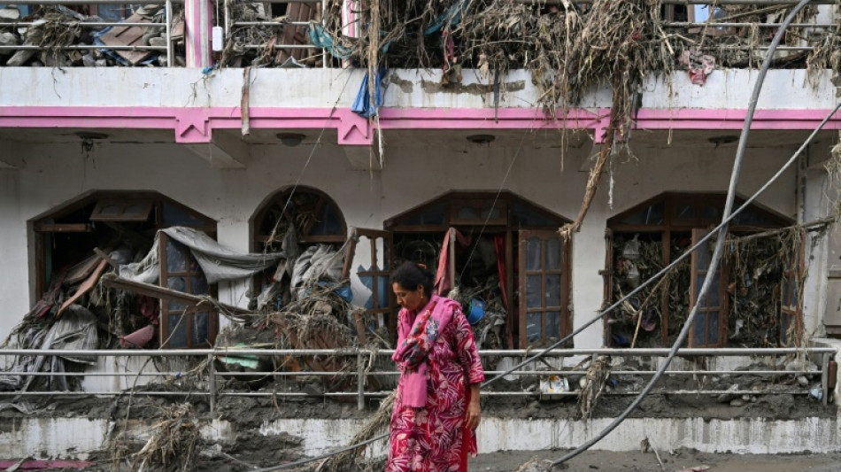 Crue dans l'Himalaya: recherches de disparus et &eacute;vacuations continuent