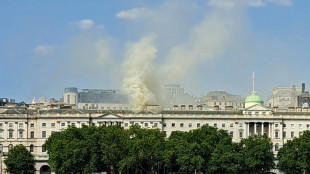 Un centenar de bomberos combaten un incendio en un hist&oacute;rico edificio de Londres
