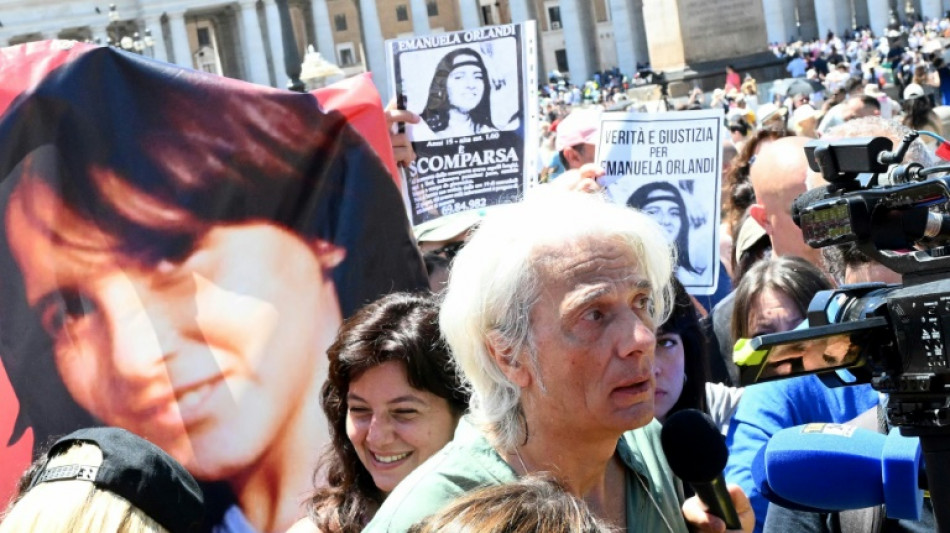 Papa 'quebra tabu' e ora por adolescente desaparecida h&aacute; quatro d&eacute;cadas