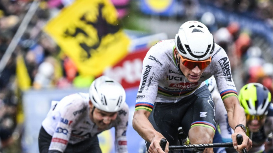 Demandan a un aficionado que lanzó cerveza a Van der Poel en el Tour de Flandes
