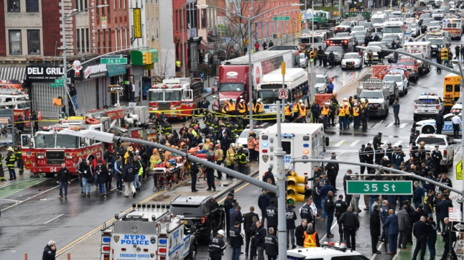 La polic&iacute;a de Nueva York busca al autor del tiroteo del metro