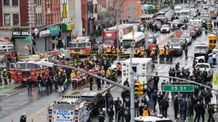 Un hombre con una m&aacute;scara de gas deja 16 heridos en tiroteo en el metro de Nueva York