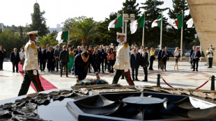 Presidente franc&eacute;s lleg&oacute; a Argelia para reimpulsar las relaciones