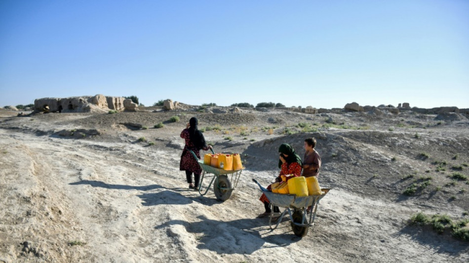 Seca e inunda&ccedil;&otilde;es repentinas for&ccedil;am afeg&atilde;os a abandonar suas casas