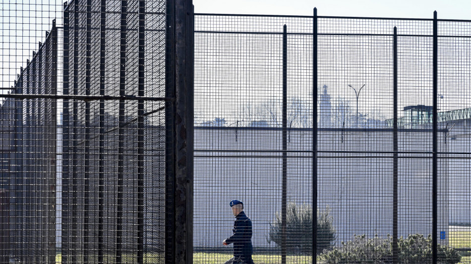 Aggred&igrave; tre persone al distributore di benzina, si impicca in carcere