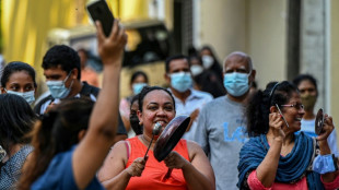 Sri Lanka: les manifestants d&eacute;fient le couvre-feu, lev&eacute;e du blocage des r&eacute;seaux sociaux