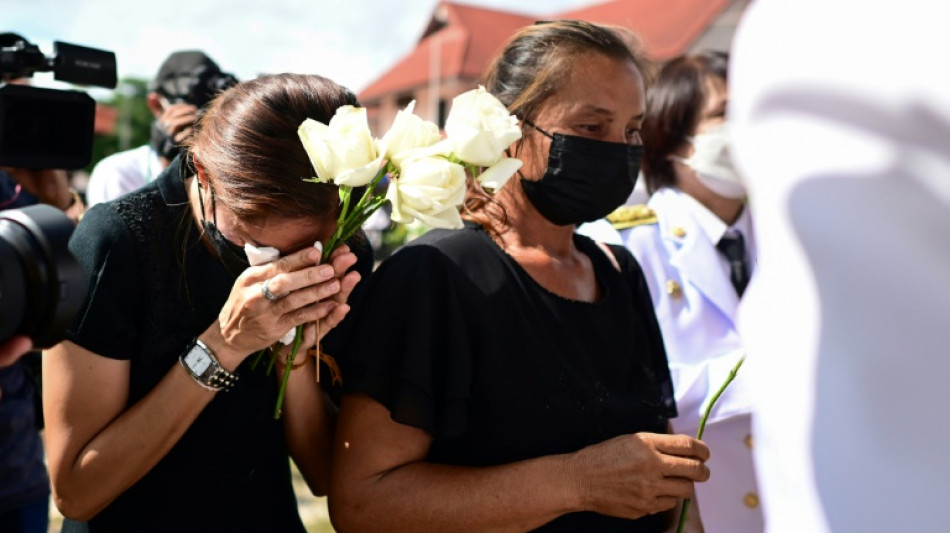 Tuerie dans une cr&egrave;che en Tha&iuml;lande: des parents d&eacute;sempar&eacute;s d&eacute;posent des roses blanches
