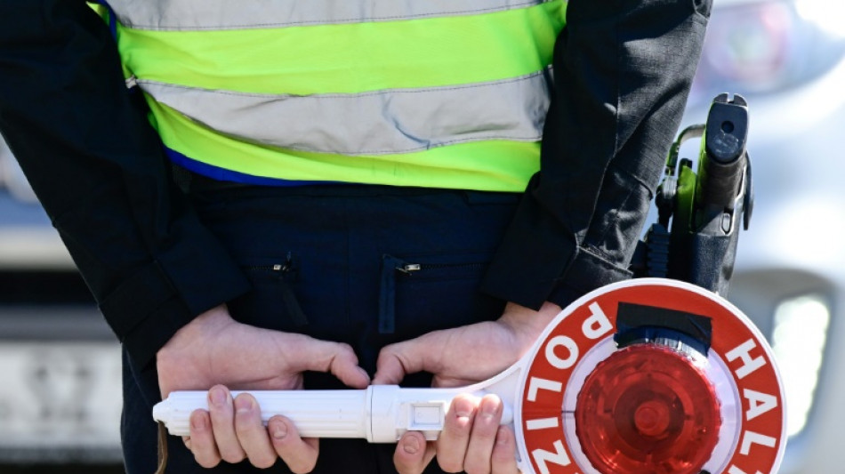 Mann fährt sturzbetrunken an Tankstelle vor - Mitarbeiterin alarmiert Polizei