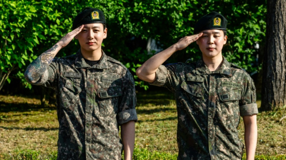 Outros dois astros do BTS concluem servi&ccedil;o militar na Coreia do Sul