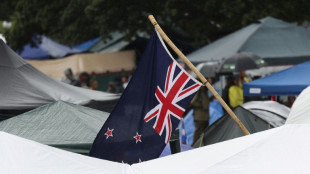 La policía de Nueva Zelanda acusa a antivacunas de lanzarles excrementos humanos