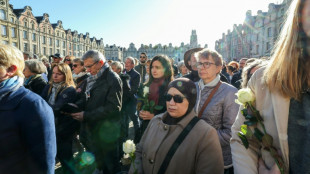 Assassinat de Dominique Bernard: Arras "debout", le gouvernement affiche sa "fermeté"