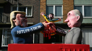 Rosenmontagszüge rollen mit viel Spott für Politik durch Karnevalshochburgen