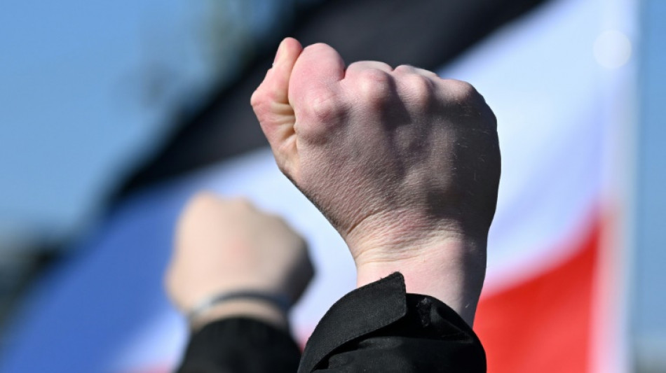 Razzia bei Rechtsextremisten in Bremen: Polizei beschlagnahmt Messer und Macheten