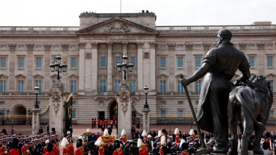 Sarg der Queen in Prozession durch London zum Wellington Arch gefahren