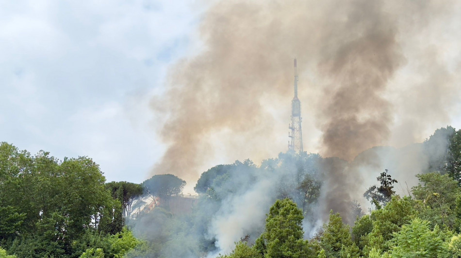 Fiamme su collina Monte Mario a Roma, chiuse alcune strade