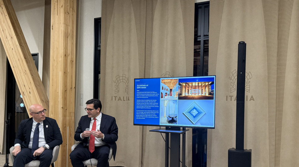 Tendaggi e sipari di Alcantara vestono il Padiglione Italia