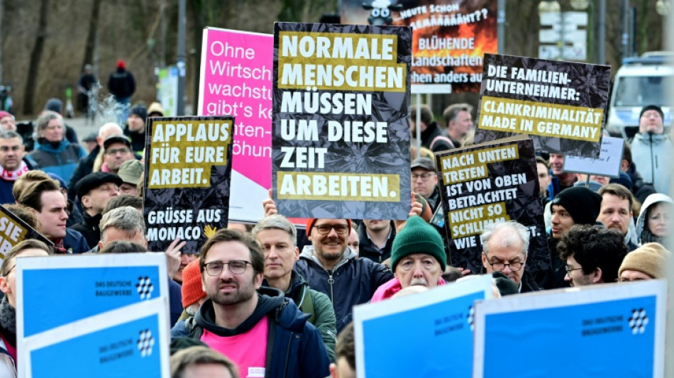 Gr&uuml;ppchen von Gegendemonstranten macht sich &uuml;ber "Wirtschaftswarntag" lustig 