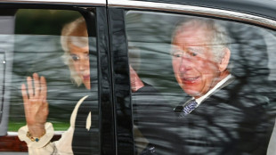 Charles III aparece sorridente após anúncio de seu câncer