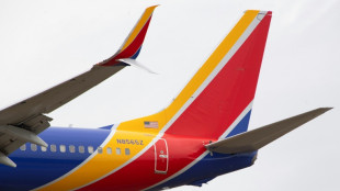 Boeing da Southwest Airlines pousa nos EUA após capô do motor soltar