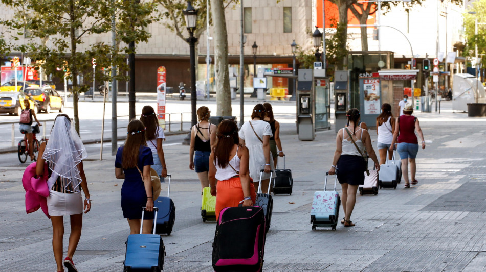 Barcellona d&agrave; via libera all'aumento della tassa turistica