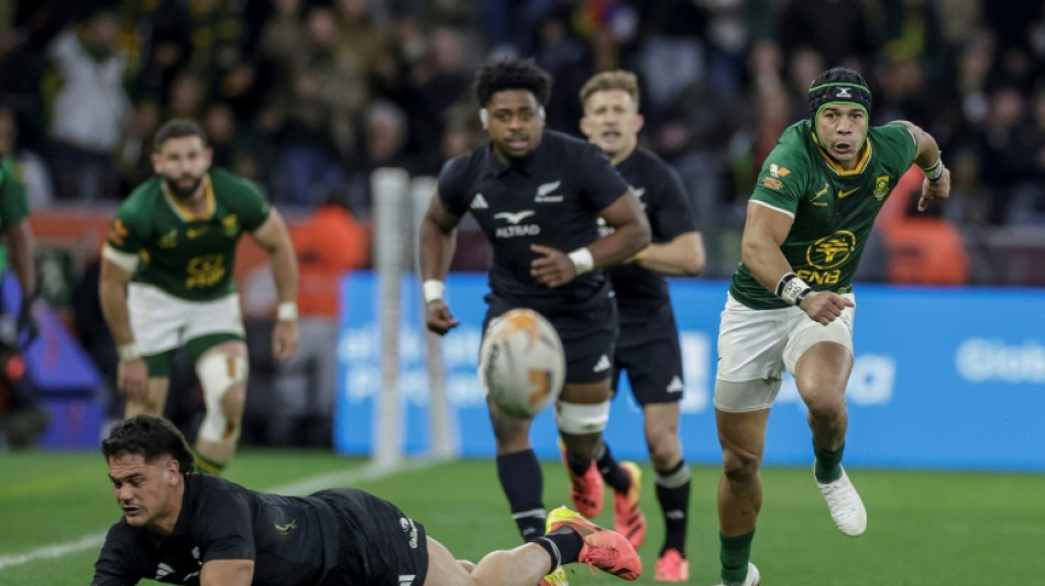 South Africa survive onslaught to beat New Zealand and level series