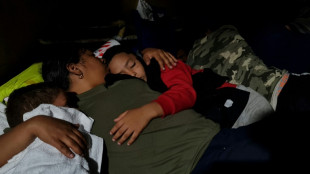 Migrantes aceleram travessia para os EUA e transformam cidade texana em dormit&oacute;rio