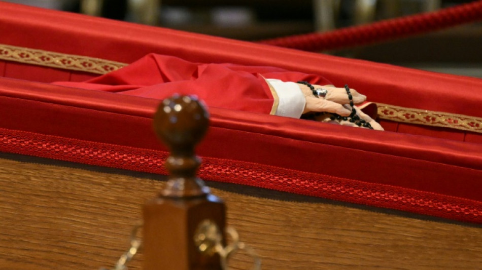 El segundo d&iacute;a de capilla ardiente del papa Francisco espera miles de fieles