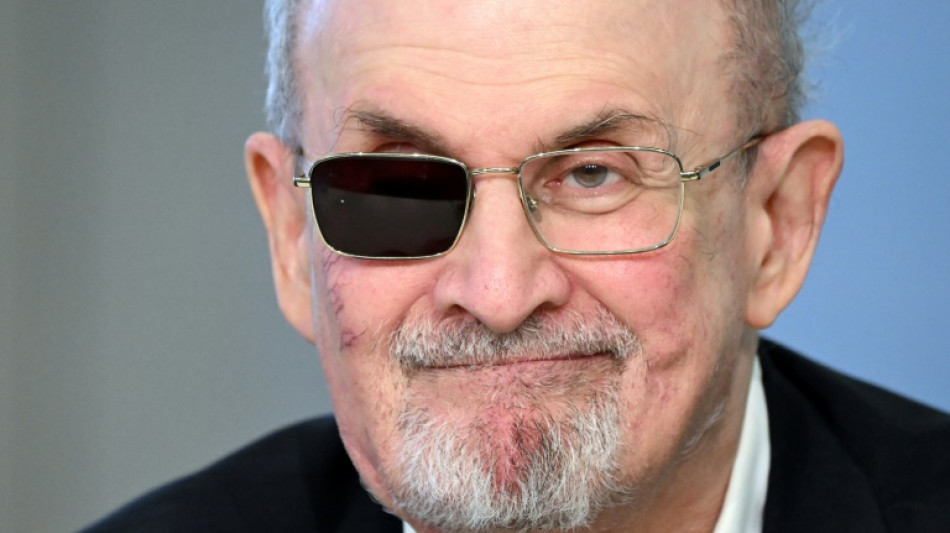 Rushdie esteve 'perigosamente perto' de morrer, diz acusa&ccedil;&atilde;o
