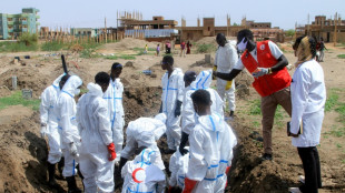 Soudan: Khartoum d&eacute;terre ses morts pour leur rendre  "dignit&eacute;"