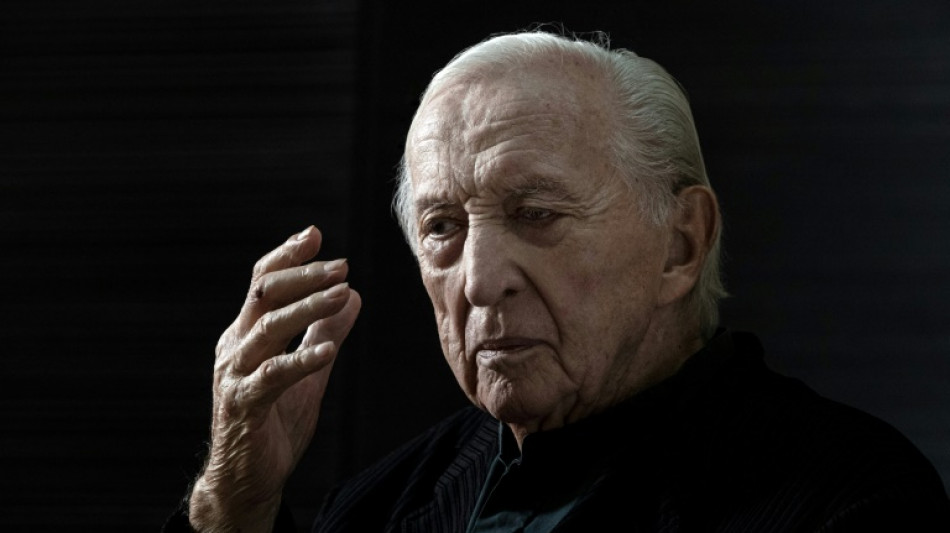 Muri&oacute; Pierre Soulages, el pintor franc&eacute;s que ilumin&oacute; el color negro
