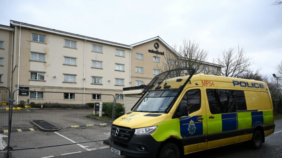 15 Festnahmen nach Zusammenst&ouml;&szlig;en vor Asylbewerber-Unterkunft in Gro&szlig;britannien