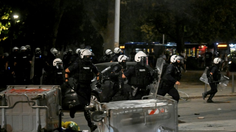 Zusammenst&ouml;&szlig;e und Polizeieinsatz bei regierungskritischen Protesten in Serbien