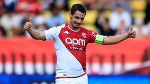 Monaco goleia Clermont (4-1) e fica perto do vice da Ligue 1 com trope&ccedil;o do Brest