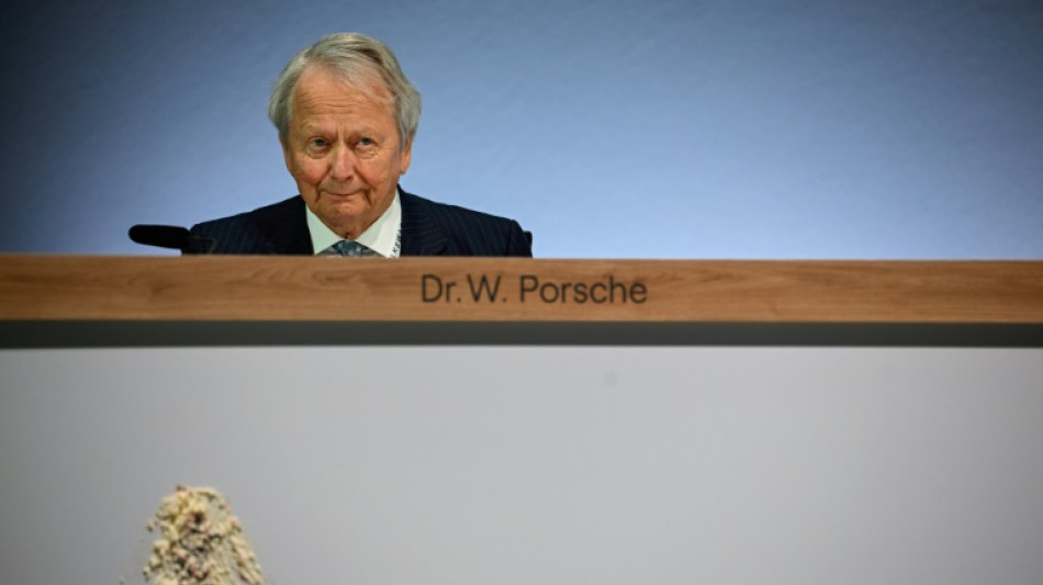Tortenwurf und Nacktprotest bei Volkswagen-Hauptversammlung