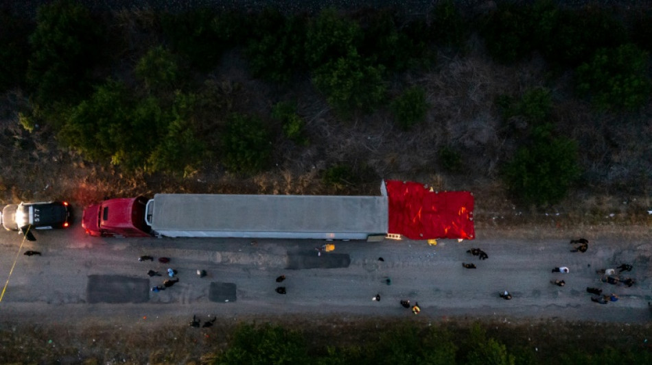 Hallan 50 migrantes muertos en "horrible tragedia" en cami&oacute;n en Texas