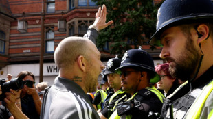Nouvelle journ&eacute;e de violences entre police et manifestants d'extr&ecirc;me droite au Royaume-Uni