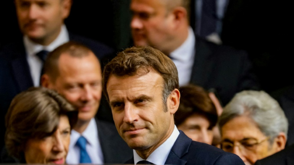 Macron promet une France "plus juste" dans la temp&ecirc;te